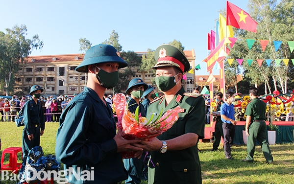 Trung tướng Trần Hoài Trung, Bí thư Đảng ủy, Chính ủy Quân khu 7 tặng hoa chúc mừng thanh niên TP.Long Khánh