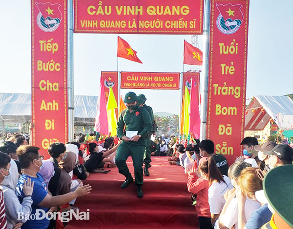 Thanh niên Trảng Bom lên cầu Vinh Quang về đơn vị