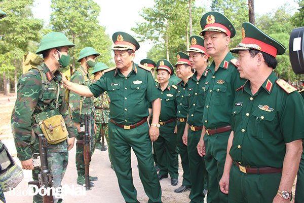 Thượng tướng Võ Minh Lương động viên học viên năm thứ nhất đang huấn luyện tại thao trường