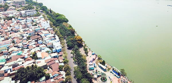 Một góc công viên Nguyễn Văn Trị nằm dọc sông Đồng Nai đoạn qua TP.Biên Hòa