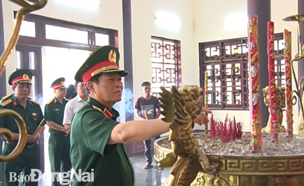 Bộ trưởng Ngô Xuân Lịch cùng đoàn công tác thắp hương viếng đền thờ Liệt sĩ huyện Thống Nhất