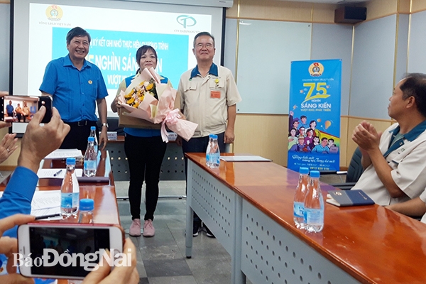 Phó chủ tịch thường trực Tổng LĐLĐ Việt Nam Trần Thanh Hải tặng quà cho công nhân tiêu biểu