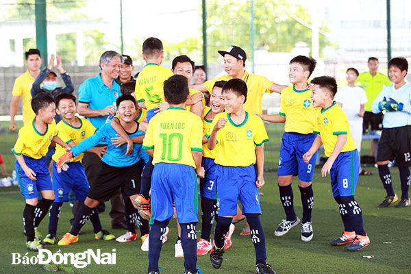 Trầy trò đội bóng tiểu học H. Xuân Lộc vui mừng sau khi đoạt vé vào bán kết môn bóng đá nam tiểu học. Ảnh: Huy Anh