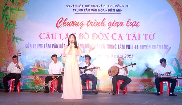 Các thành viên của CLB Đờn ca tài tử xã Xuân Hiệp, H.Xuân Lộc giao lưu, biểu diễn phục vụ nhân dân tại TT.Gia Ray