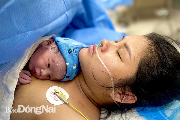 Sức khỏe hai mẹ con sản phụ đã ổn định và đang được theo dõi tại Bệnh viện Âu Cơ