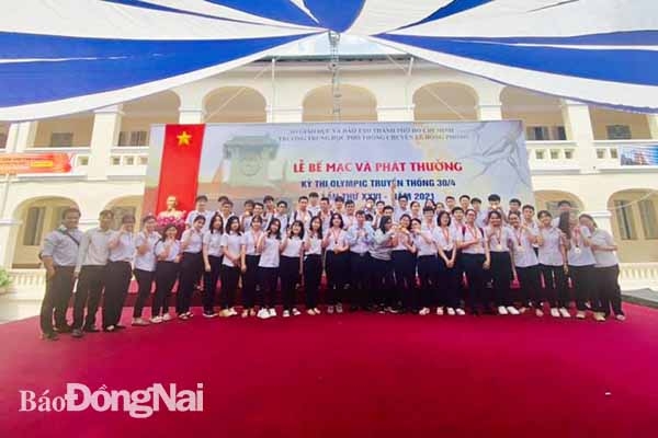 Đoàn học sinh Trường THPT chuyên Lương Thế Vinh tham gia kỳ thi Olympic truyền thống 30-4 lần thứ 24, năm 2021 (ảnh: nhà trường cung cấp)