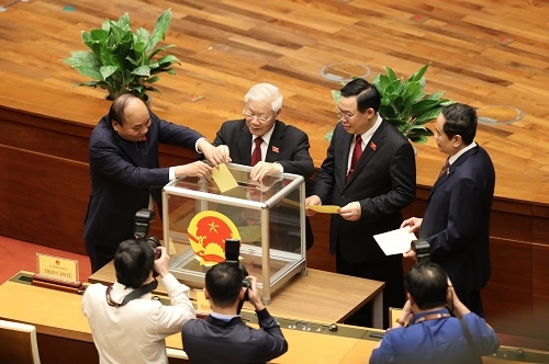 Các đại biểu bỏ phiếu bầu Thủ tướng Chính phủ - Ảnh VGP Nhật Bắc