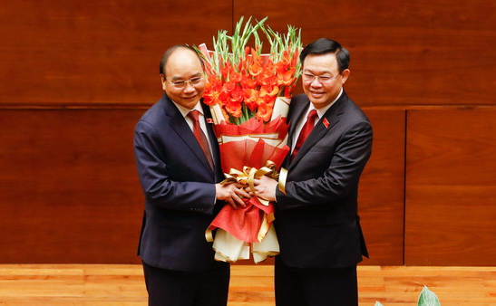 Chủ tịch Quốc hội Vương Đình Huệ tặng hoa chúc mừng Chủ tịch nước Nguyễn Xuân Phúc. Ảnh VGP Nhật Bắc