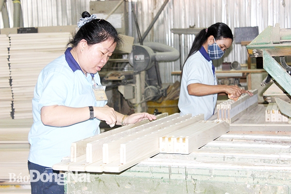 Sản phẩm gỗ là ngành xuất khẩu chủ lực của tỉnh. Trong ảnh: Sản xuất gỗ xuất khẩu tại Công ty TNHH Asy Việt Nam ở Khu công nghiệp Biên Hòa 2