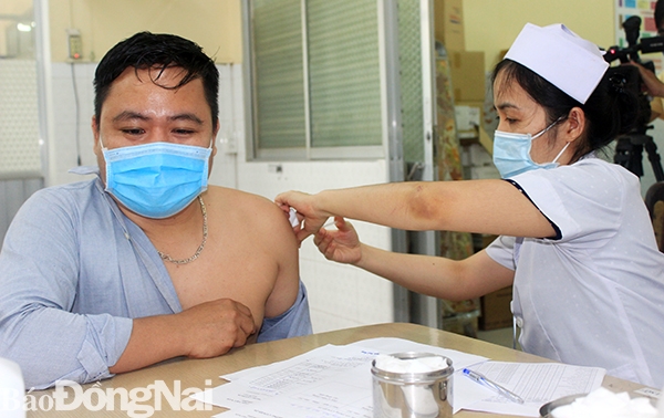 Người đầu tiên tiêm vaccine của tỉnh Đồng Nai