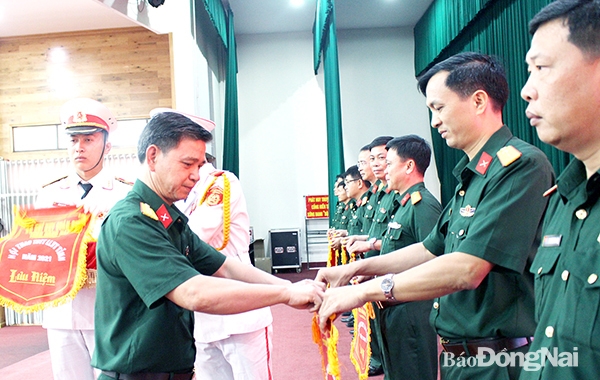 Đại tá Ngô Quang Thuấn, Phó chỉ huy trưởng Bộ Chỉ huy quân sự tỉnh trao cờ lưu niệm cho các đội tham gia hội thao lực lượng vũ trang tỉnh năm 2021. Ảnh: N.Hà