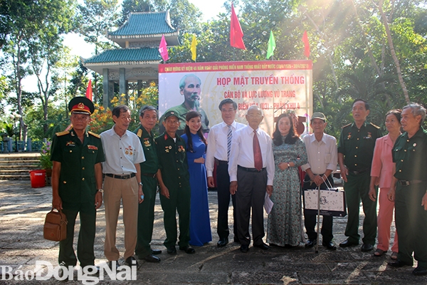 Nguyên lãnh đạo tỉnh, H.Long Thành và các cựu chiến binh nói ôn truyền thống trong buổi họp mặt
