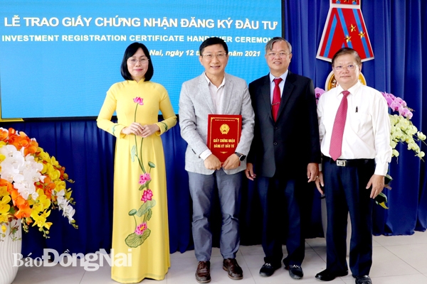 Chủ tịch UBND tỉnh Cao Tiến Dũng và Phó chủ tịch UBND tỉnh Nguyễn Thị Hoàng trao giấy chứng nhận cho nhà đầu tư nước ngoài