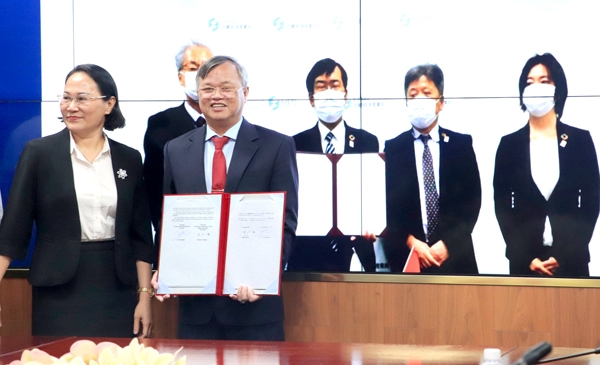 Chủ tịch UBND tỉnh Cao Tiến Dũng cùng ông Takeshi Yonemura, Cục  trưởng Cục Kinh tế - thương mại và công nghiệp vùng Kansai ký kết hợp tác trực tuyến vào ngày 20-4-2021. Ảnh: Hương Giang
