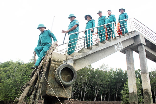 Tổ tuần tra xuất phát tại Trạm rừng giống đi tuần quanh khu rừng ngập mặn thuộc xã Phước An