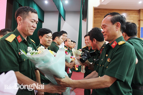 Đại tá Huỳnh Thanh Liêm, Phó bí thư thường trực Đảng ủy, Chính ủy Bộ CHQS tỉnh tặng hoa các khối thi đua quân sự địa phương- một trong những mô hình của Đồng Nai trong thực hiện Chỉ thị 05