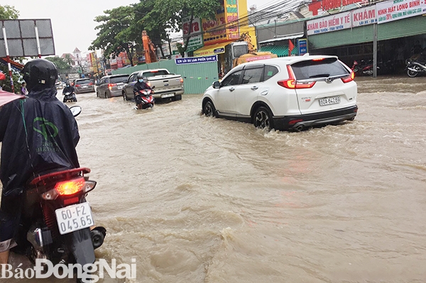 Nước ngập khu vực Cổng 11 đường Bùi Văn Hòa khiến xe cộ lưu thông khó khăn