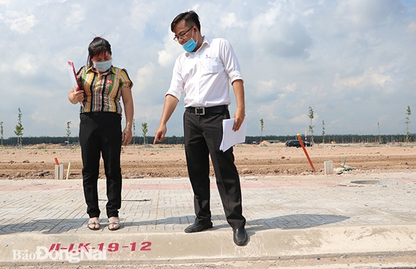 Chị Trần Phương Thảo (bên trái), hộ dân đầu tiên thuộc dự án sân bay Long Thành nhận đất tái định cư trên thực địa tại Khu tái định cư Lộc An- Bình Sơn.