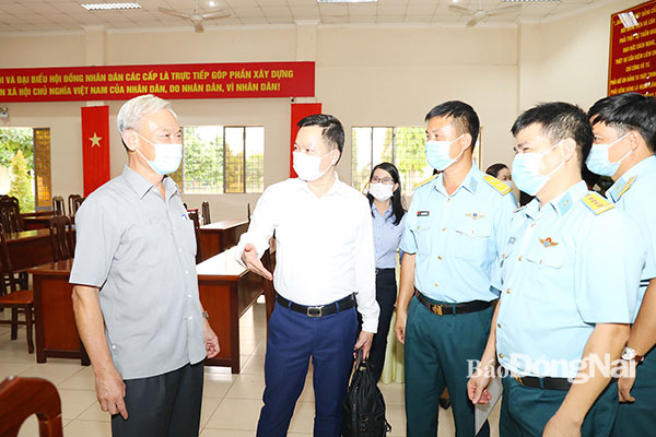 Đồng chí Nguyễn Phú Cường (bìa trái), Ủy viên Trung ương Đảng, Bí thư Tỉnh ủy, Chủ tịch HĐND tỉnh, cùng các ứng cử viên đại biểu Quốc hội tỉnh trao đổi với cử tri ở Trung đoàn 935. Ảnh: Huy Anh