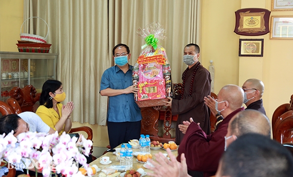 Phó bí Thư Tỉnh ủy Quản Minh Cường tặng quà của Tỉnh ủy - HĐND - UBND - Ủy ban MTTQ Việt Nam tỉnh chúc mừng Đại lễ Phật đản tại Giáo hội Phật giáo Biên Hòa