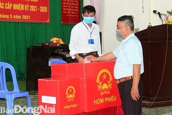Cử tri KP.11, P.Tân Phong, TP.Biên Hòa bỏ phiếu bầu cử chiều ngày 23-5
