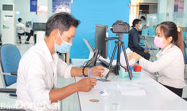 Người dân đến giải quyết thủ tục hành chính tại Bộ phận Một cửa TP.Biên Hòa