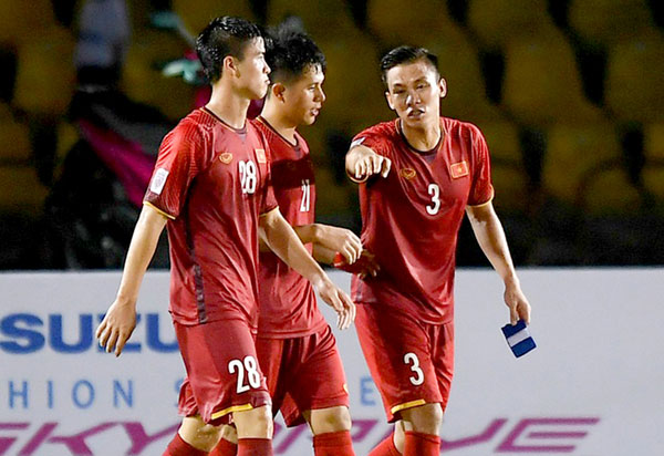 Lần đầu tiên đội tuyển Việt Nam có mặt đầy đủ 5 trung vệ tốt nhất để lựa chọn cho 3 vị trí