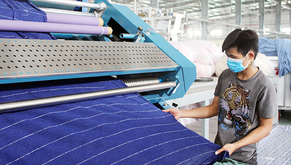 Sản xuất vải ở Công ty TNHH Dịch vụ hỗ trợ dệt và nhuộm Hàn Quốc tại Khu công nghiệp Nhơn Trạch 6 (H.Nhơn Trạch) để cung cấp cho thị trường nội địa. Ảnh: H.GIANG