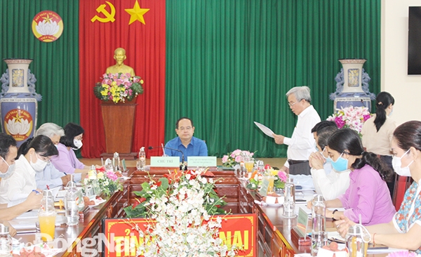 Đồng chí Cao Văn Quang, Chủ tịch Ủy ban MTTQ Việt Nam tỉnh báo cáo tại buổi làm việc