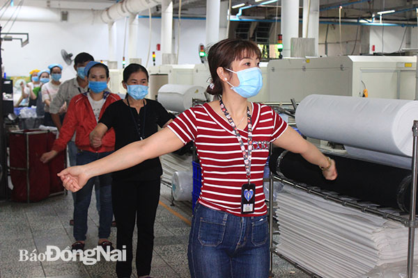 Người lao động Công ty TNHH Pou Sung Việt Nam tập thể dục giữa giờ để nâng cao sức khỏe, phòng tránh bệnh nghề nghiệp. Ảnh: Hạnh Dung