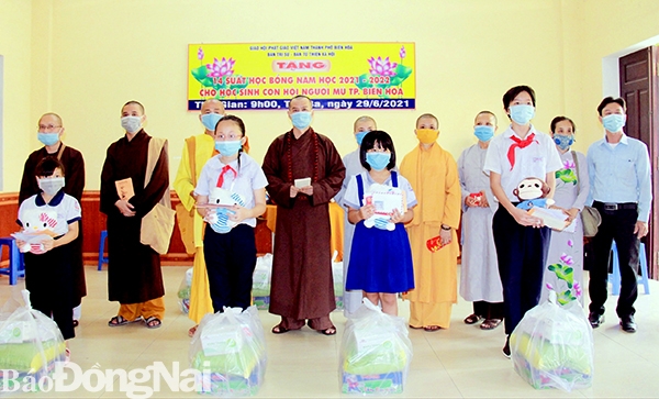 Các chức sắc Phật giáo TP.Biên Hòa và các em học sinh tại buổi lễ trao tặng học bổng, sáng 29-6