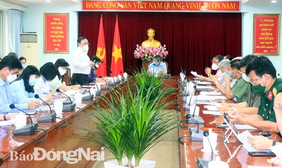 Giám đốc Sở Y tế Phan Huy Anh Vũ báo cáo tại cuộc họp