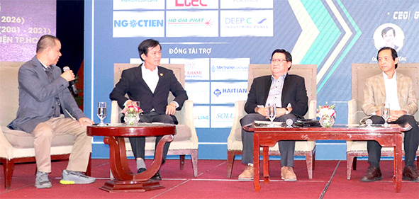 Ông Đỗ Phước Tống (thứ 2 từ trái qua), Chủ tịch Hamee, Phó chủ tịch Hiệp hội CNHT Việt Nam giao lưu cùng các doanh nghiệp về ứng dụng công nghệ hiện đại vào sản xuất. Ảnh: H.Giang