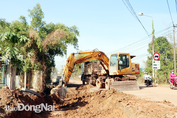 Đường tỉnh 768 đang được đầu tư nâng cấp, mở rộng đối với đoạn từ cầu Thủ Biên đến TT.Vĩnh An,  H.Vĩnh Cửu. Ảnh: Q.NHI
