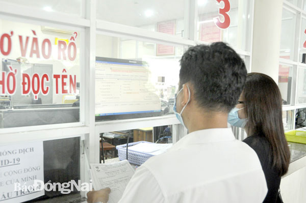 Người dân đến làm thủ tục đăng ký chuyển đổi phương tiện tại Phòng Cảnh sát giao thông Công an tỉnh vào tháng 6-2021