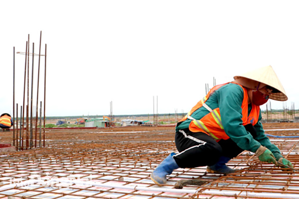 Công nhân thi công công trình Trường mầm non số 1 tại khu tái định cư Lộc An - Bình Sơn đảm bảo khoảng cách trong lúc làm việc để phòng, chống dịch Covid-19. Ảnh: P.TÙNG