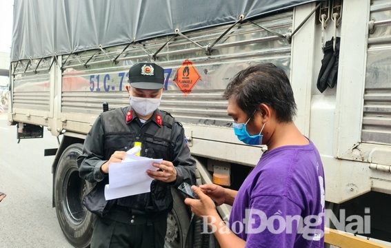 Lực lượng chức năng kiểm tra y tế đối với lái xe tại Chốt kiểm soát giao thông khu vực cầu Đồng Nai