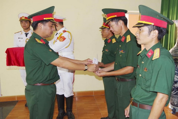 Thượng tá Nguyễn Tấn Linh tặng quà cho cán bộ, chiến sĩ khó khăn của Bộ CHQS tỉnh
