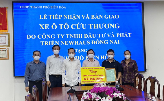 Lãnh đạo Thành ủy, UBND thành phố Biên Hòa tiếp nhận bảng biểu trưng hỗ trợ xe cứu thương từ công tyTNHH Đầu tư và Phát triển New Haus Đồng Nai