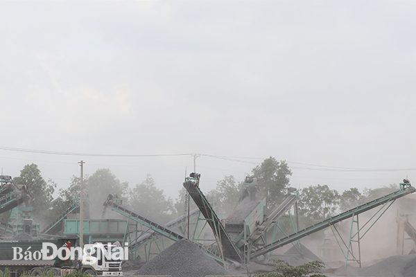 Dịch bệnh Covid-19 đã làm ảnh hưởng đến sản lượng khai thác đá tại các mỏ đá trên địa bàn tỉnh. Trong ảnh: Khai thác và chế biến đá xây dựng tại cụm mỏ đá Tân Cang, TP.Biên Hòa