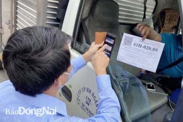 Kiểm tra mã QR đối với xe chở hàng hóa qua Đồng Nai. (ảnh: CTV)