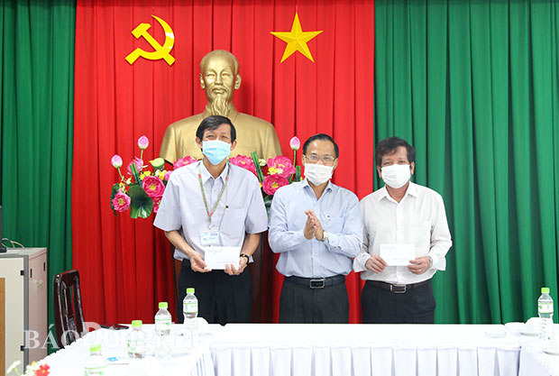 Thừa ủy nhiệm của Thường trực Tỉnh ủy, đồng chí Phạm Xuân Hà trao quà động viên tinh thần cán bộ, biên tập viên, phóng viên, nhân viên của hai cơ quan báo chí