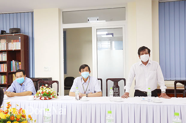 Tổng biên tập báo Đồng Nai Nguyễn Tôn Hoàn phát biểu tại buổi gặp gỡ