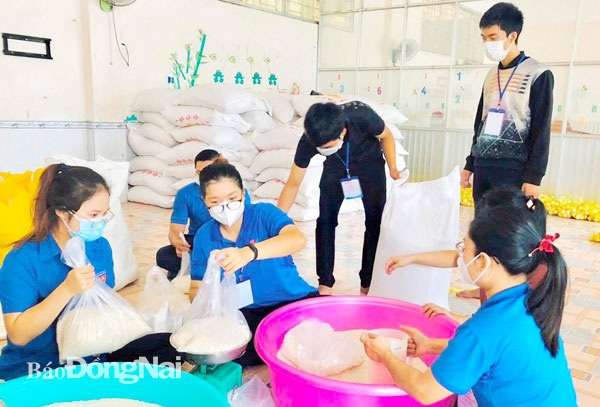 Cán bộ, đoàn viên thanh niên chuẩn bị từng phần quà tặng các hộ gia đình có hoàn cảnh khó khăn trong các khu cách ly y tế