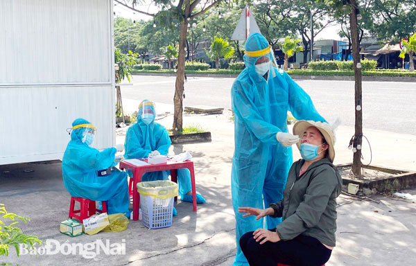 Đoàn viên thanh niên xã Long Thọ (H.Nhơn Trạch) lấy mẫu xét nghiệm cho người dân trên địa bàn. Ảnh: C.T.V