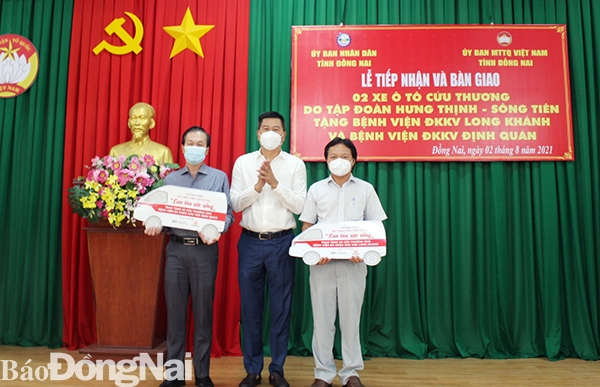 Đại diện Tập đoàn Hưng Thịnh- Sông Tiên trao tặng bảng xe cho 2 bệnh viện