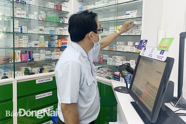 Đoàn kiểm tra thực hiện kiểm tra một số mặt hàng thuốc tại nhà thuốc Pharmacity 561 (P. Bửu Long)