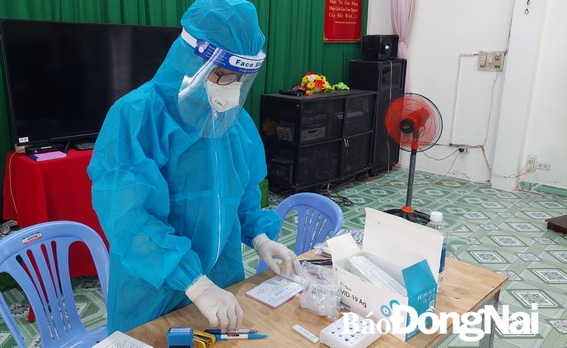 Nhân viên y tế thực hiện test nhanh kháng nguyên SARS-CoV-2 tại P.Tân Phong, TP.Biên Hòa