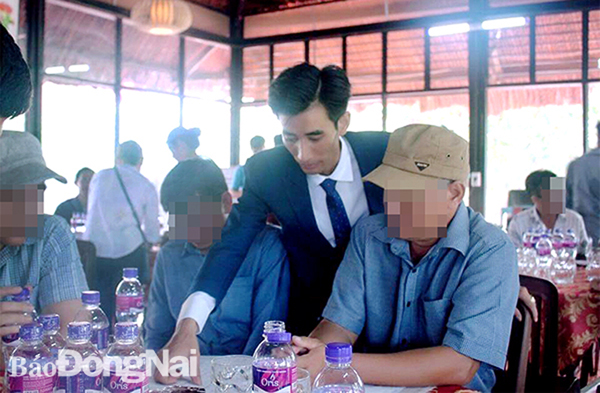 Nguyễn Đình Chính (đeo caravat) giới thiệu dự án tự vẽ cho khách hàng. Ảnh: TL