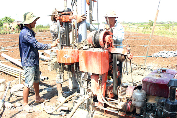 Người dân H.Cẩm Mỹ khoan giếng lấy nước cho sản xuất nông nghiệp. Ảnh: H.LỘC 